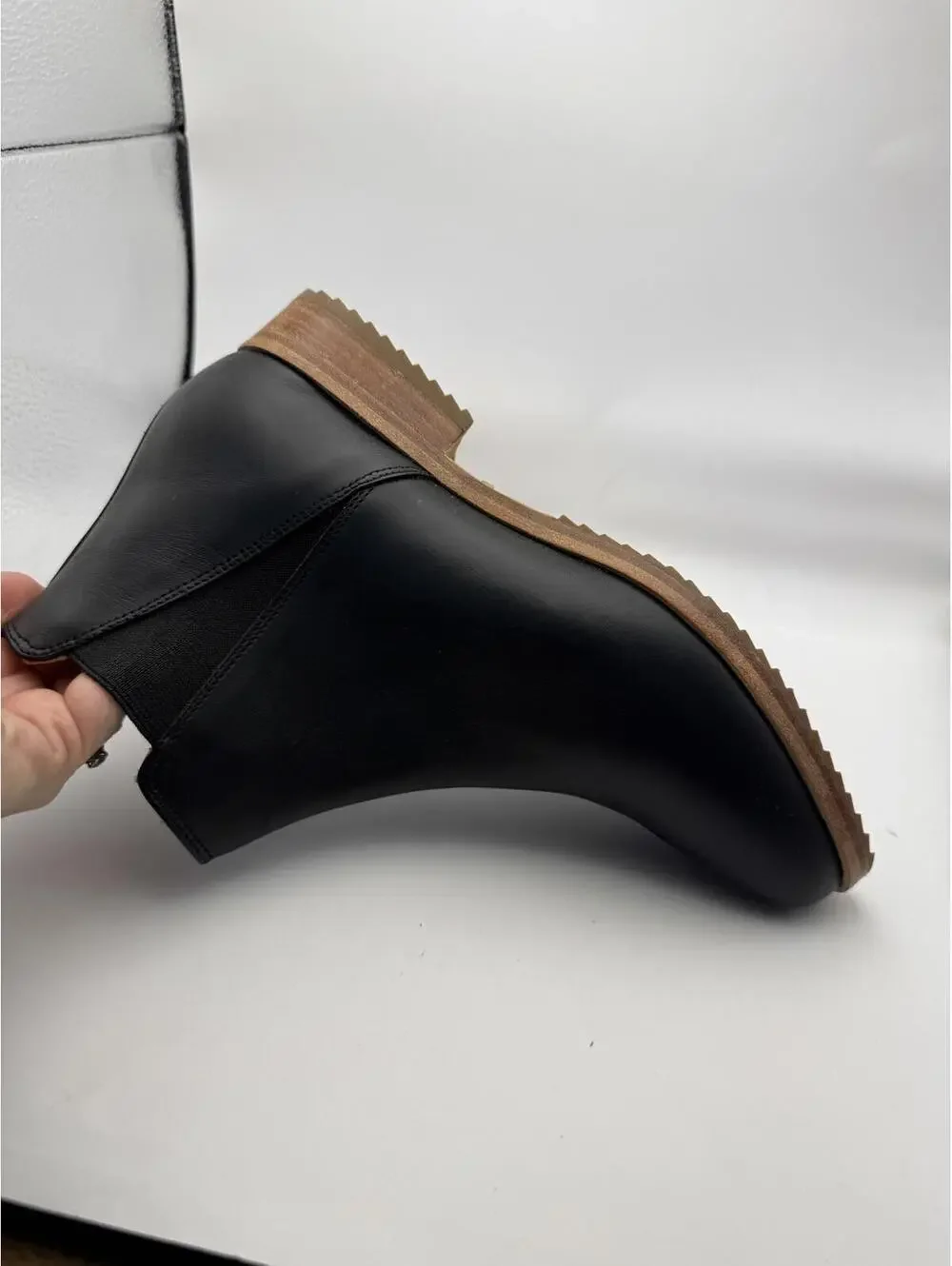 Nisolo Everyday Chelsea Boot in Black, Size 7.5